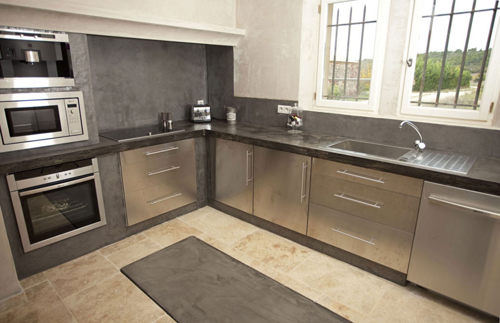 découvrez nos conseils pratiques pour aménager votre cuisine vous-même, alliant fonctionnalité et style pour un espace personnalisé et optimisé.