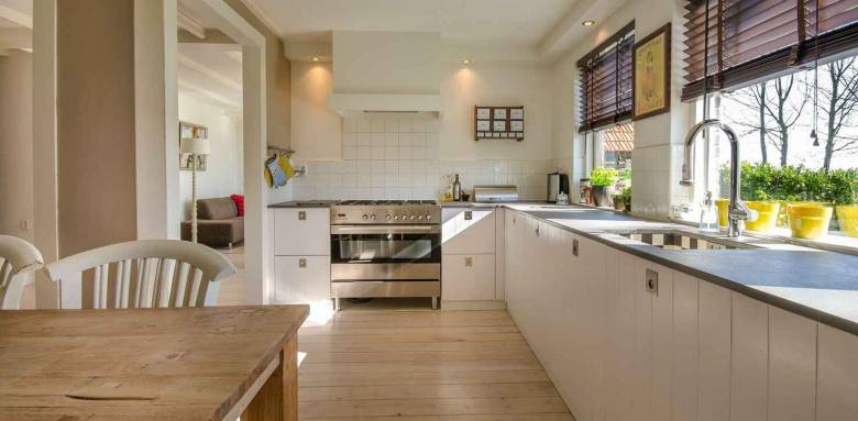 découvrez nos conseils et idées pour aménager votre cuisine de manière fonctionnelle et esthétique, optimisant l'espace et le confort.