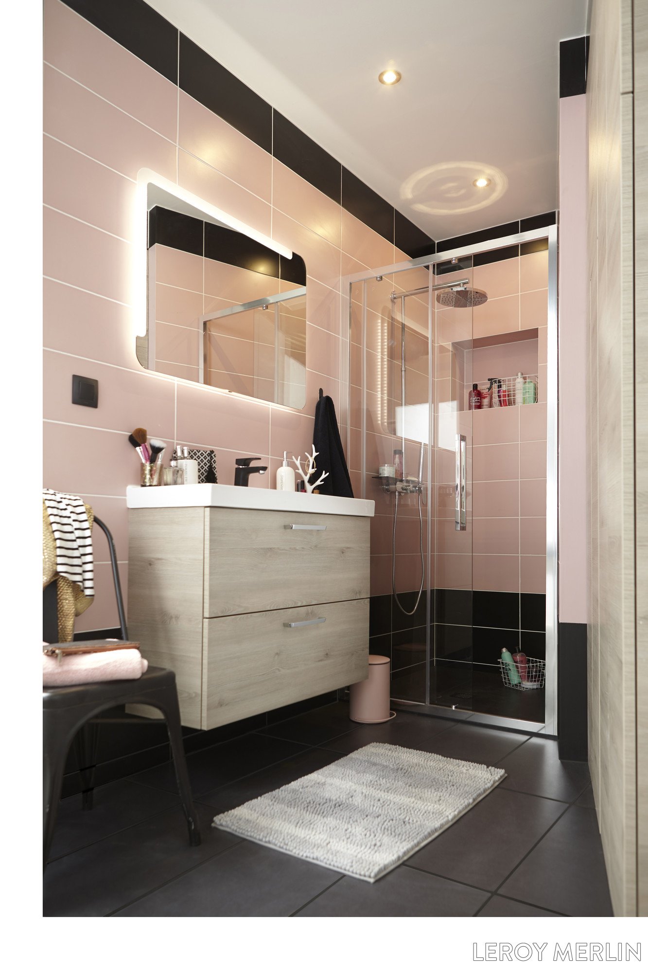 amenager petite salle de bain avec style 3 découvrez nos astuces pour aménager une petite salle de bain avec style, alliant fonctionnalité et design élégant pour optimiser votre espace.