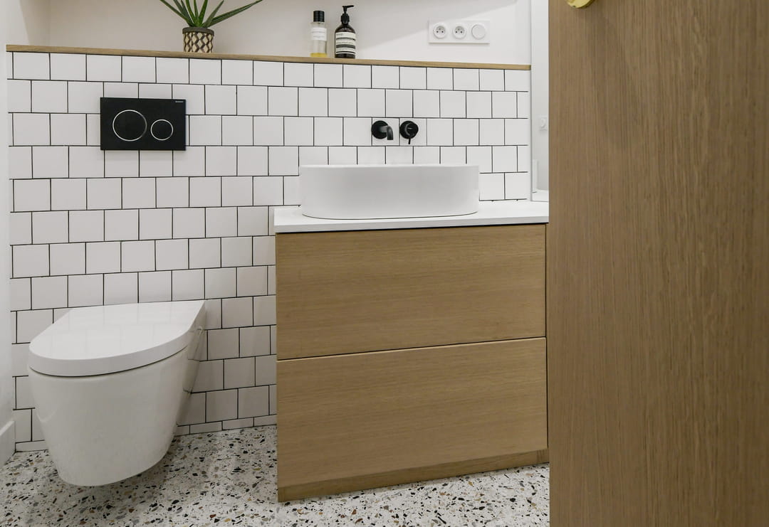 découvrez comment aménager une salle de bain avec wc optimisé et stylé, alliant fonctionnalité, gain d'espace et design moderne pour un confort quotidien.