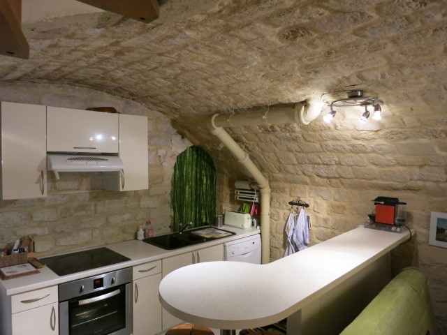 découvrez des astuces pratiques et créatives pour aménager un sous-sol sans fenêtre, optimiser l'espace et créer une ambiance lumineuse et agréable.