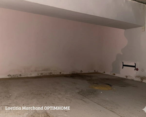 découvrez cet appartement à rénover offrant un potentiel exceptionnel pour créer votre espace de vie idéal. emplacement privilégié, nombreuses possibilités d'aménagement.