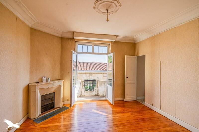 découvrez cet appartement à rénover offrant un fort potentiel pour créer un espace de vie personnalisé selon vos envies. idéal pour investisseurs et amateurs de rénovation.