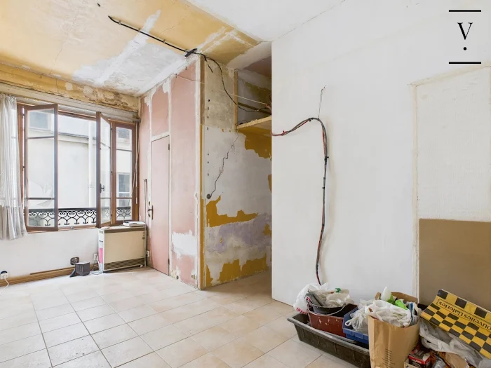 découvrez cet appartement à rénover situé au cœur de paris, une opportunité unique pour créer votre espace de vie sur mesure dans un quartier prisé.