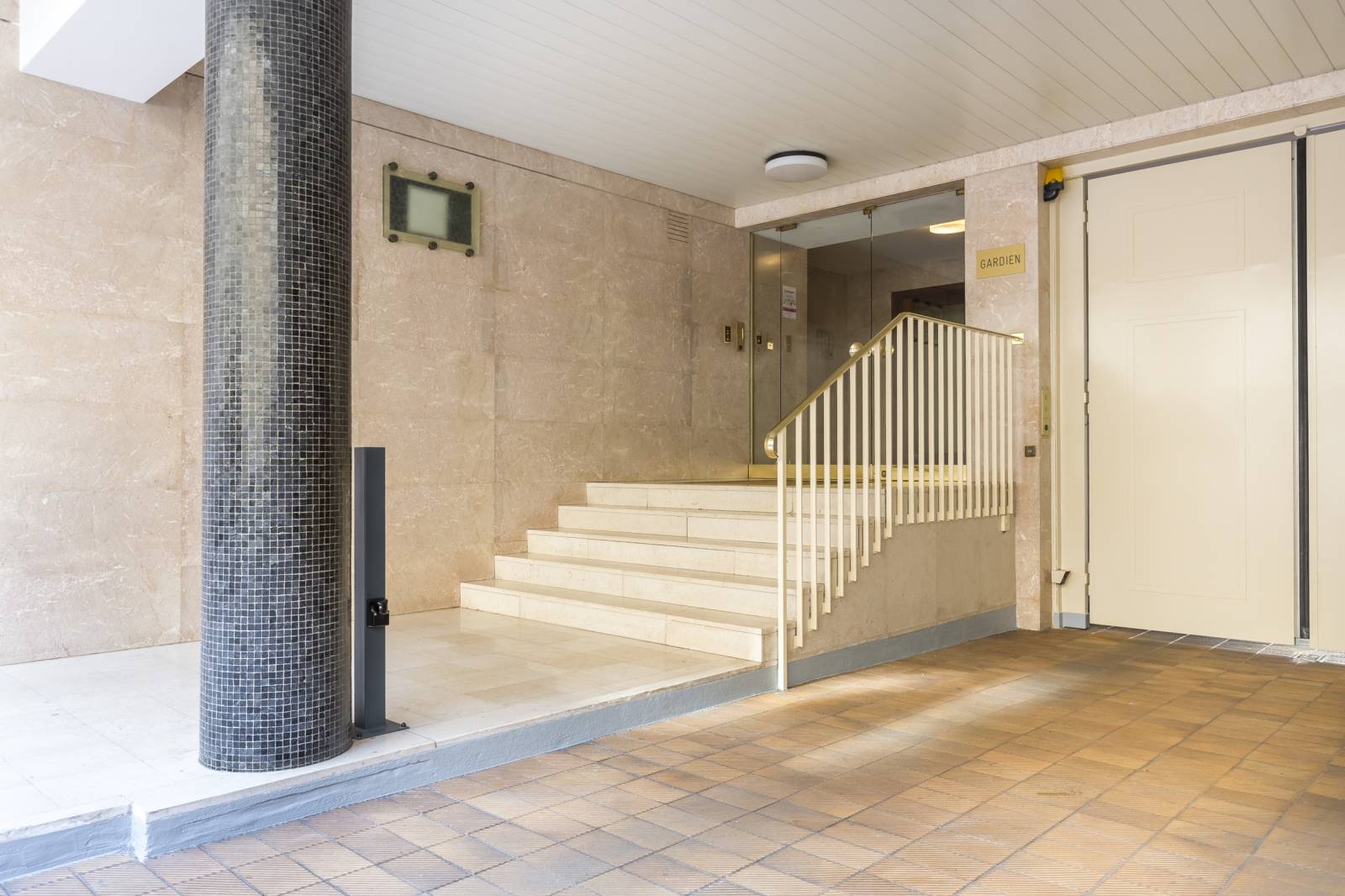 découvrez cet appartement à rénover situé dans le prestigieux 7ème arrondissement de paris, une opportunité idéale pour créer votre logement sur mesure au cœur de la capitale.