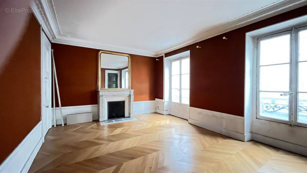 découvrez cet appartement à rénover situé dans le prestigieux 7ème arrondissement de paris. idéal pour un projet sur-mesure au cœur de la capitale.