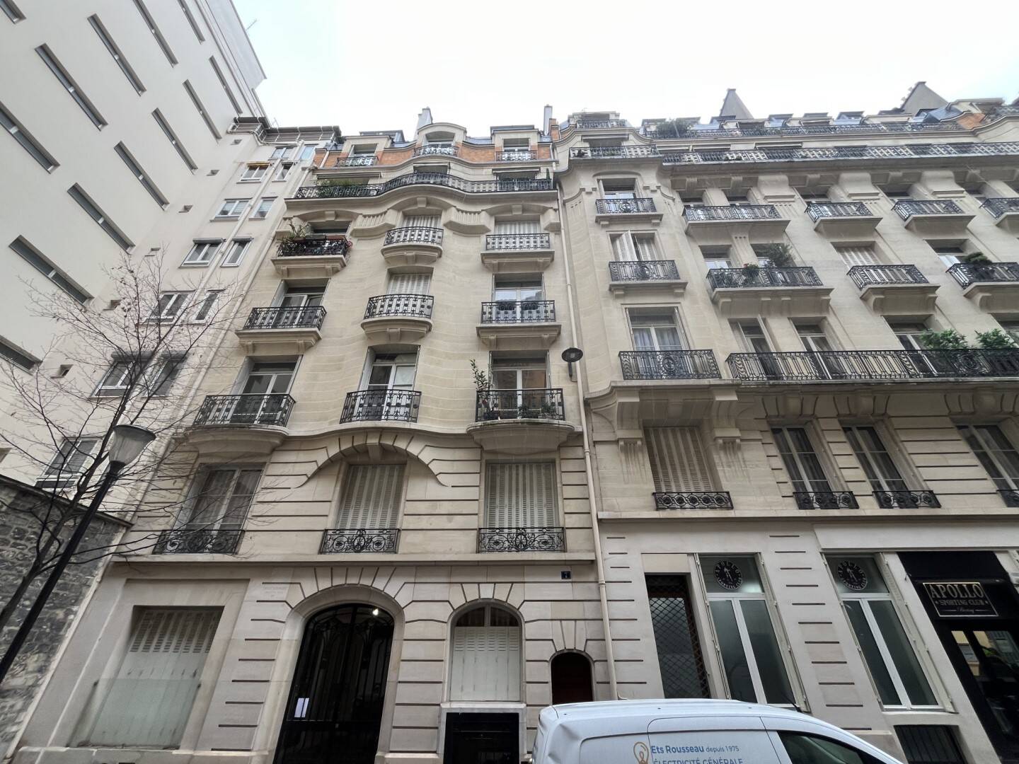 découvrez cet appartement à rénover situé dans le quartier prisé du 17ème arrondissement de paris. opportunité idéale pour créer un espace de vie à votre image, proche des commodités et transports.