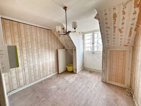 découvrez un appartement à rénover idéalement situé près de la gare à paris, offrant un fort potentiel d'aménagement dans un quartier dynamique.