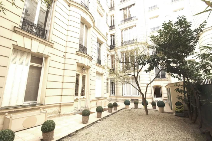 découvrez un appartement à rénover idéalement situé près de la gare à paris. opportunité unique pour créer votre espace sur-mesure dans un emplacement stratégique.