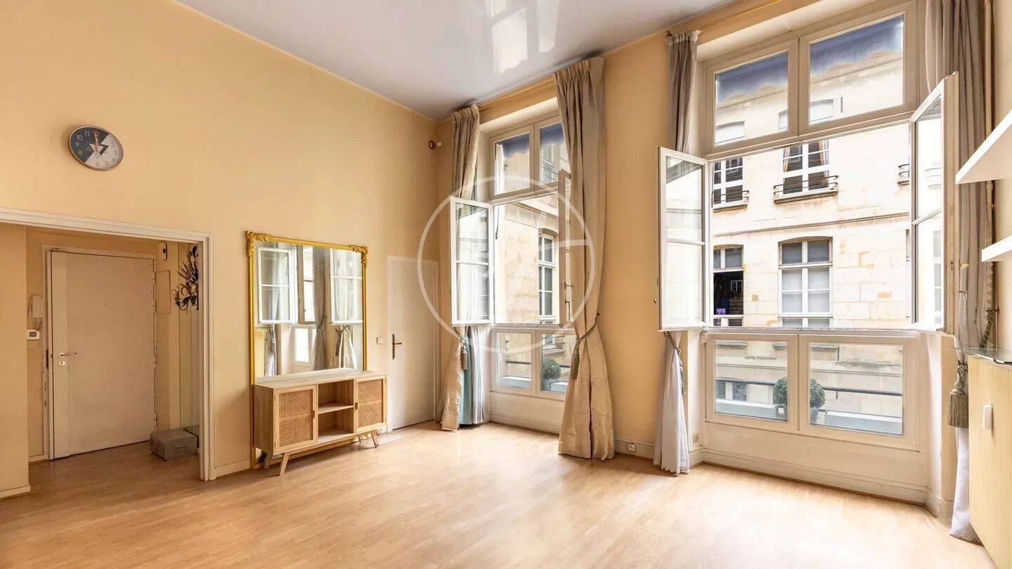 découvrez cet appartement à rénover situé à paris, disponible en juin. idéal pour investir ou créer votre espace de vie sur mesure au cœur de la capitale.