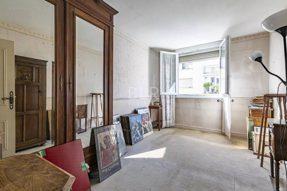 découvrez cet appartement à rénover à paris, disponible en juin. une occasion unique d'investir dans un bien à réhabiliter au cœur de la capitale.