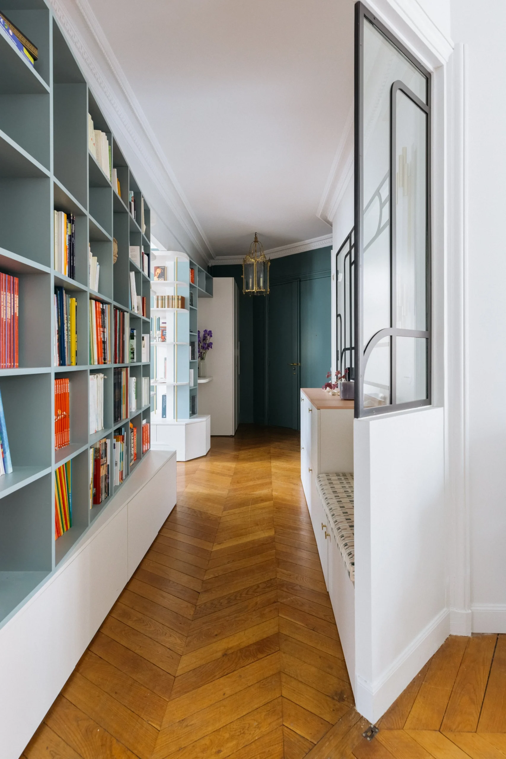 découvrez notre appartement haussmannien alliant charme historique et confort moderne, situé au cœur de paris.