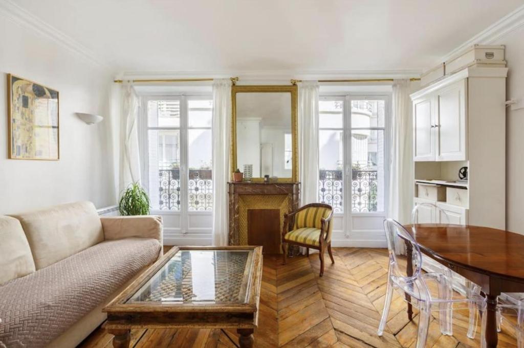 découvrez notre appartement haussmannien alliant charme de l'ancien et modernité, idéalement situé au cœur de la ville pour un séjour authentique.