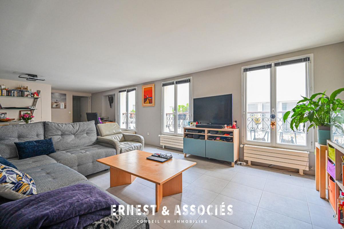 découvrez cet appartement rénové situé dans le 10ème arrondissement de paris, alliant charme contemporain et confort moderne au cœur de la capitale.