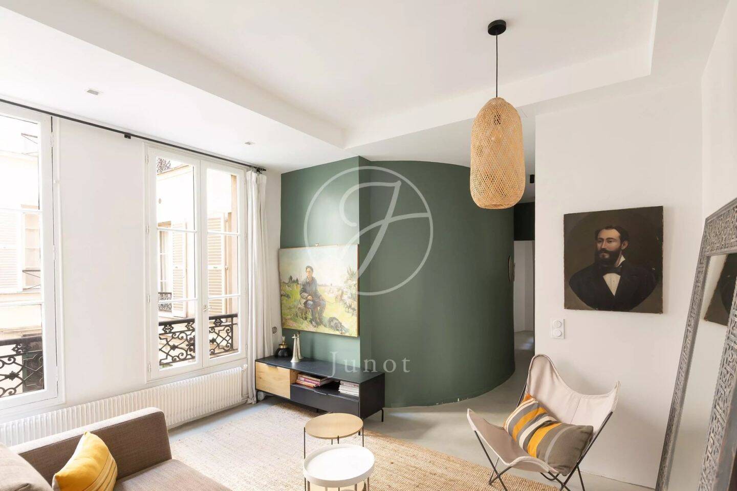 découvrez cet appartement rénové dans le 10ème arrondissement de paris, alliant confort moderne et charme authentique au cœur de la capitale.