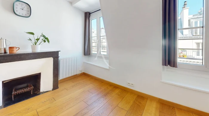 découvrez cet appartement rénové situé dans le 10ème arrondissement de paris, alliant charme parisien et confort moderne, idéal pour un cadre de vie agréable en plein cœur de la capitale.