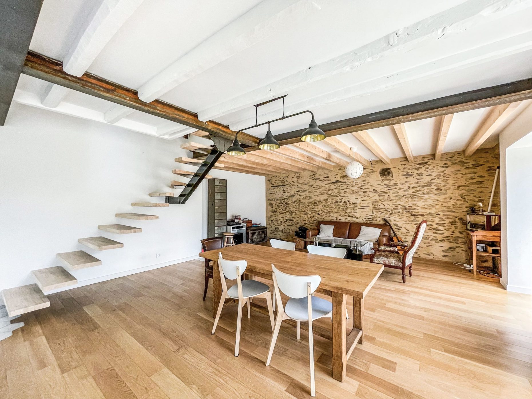 découvrez comment un architecte contemporain peut révéler le potentiel unique de votre espace en alliant design innovant et fonctionnalité adaptée à vos besoins.