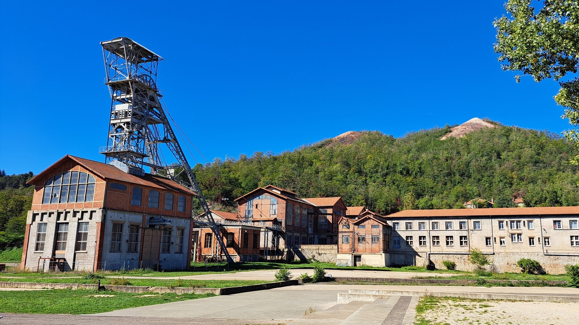 trouvez un architecte expert à saint-étienne pour réaliser tous vos projets de construction et rénovation avec créativité et professionnalisme.