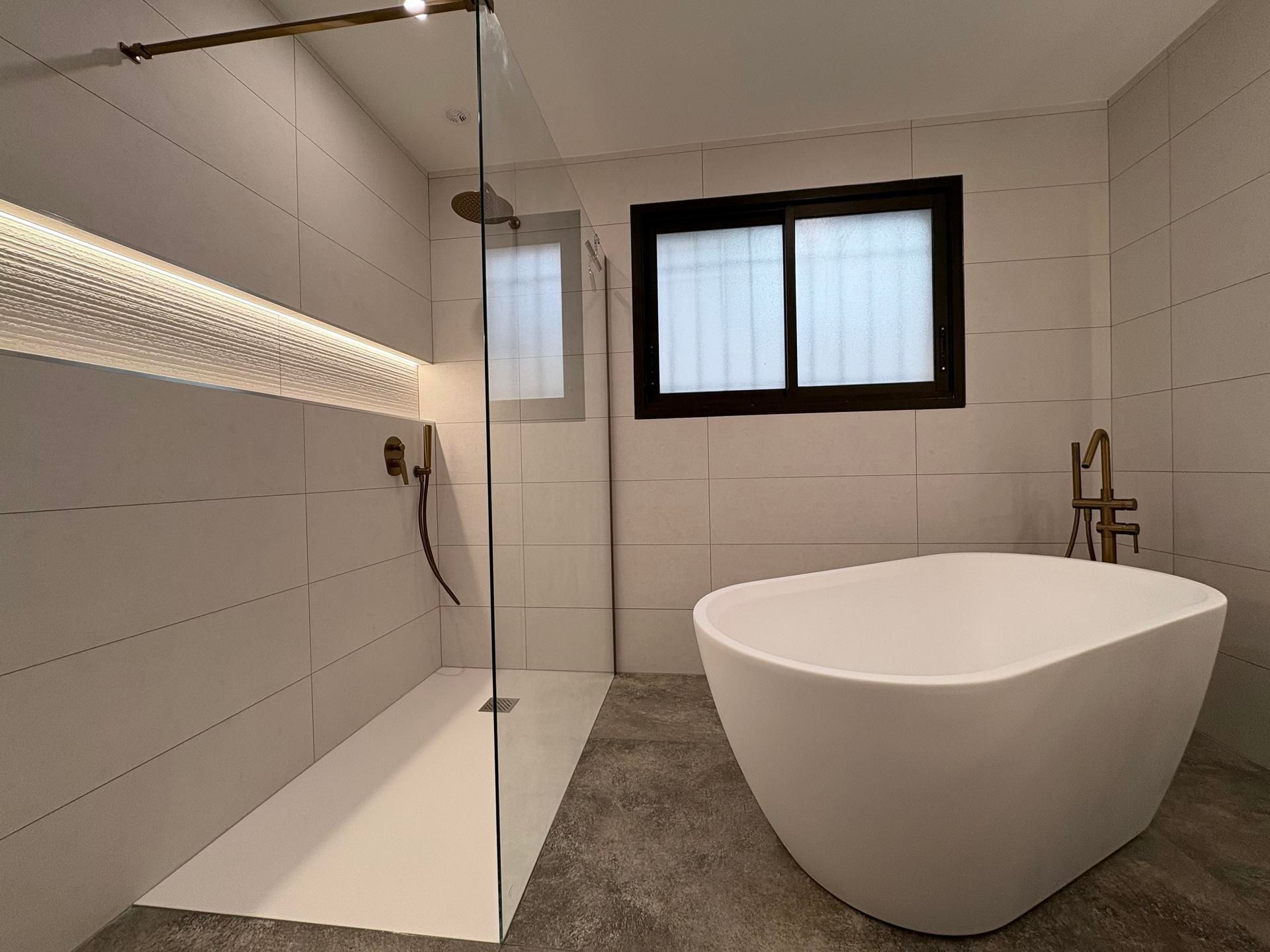 découvrez notre artisan spécialisé en salle de bain sur-mesure, offrant des créations uniques et adaptées à vos besoins pour un espace élégant et fonctionnel.