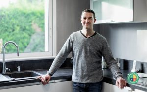 découvrez un artisan spécialisé dans la réalisation de salles de bain sur-mesure, alliant design personnalisé et qualité d'exécution pour un espace unique.