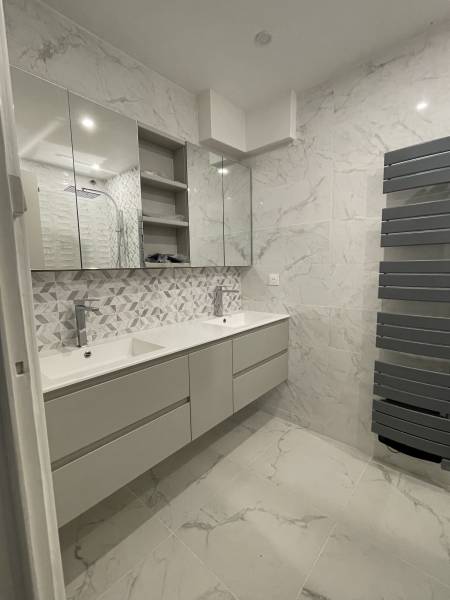 découvrez un artisan spécialisé en salles de bain sur-mesure, offrant des solutions personnalisées pour créer un espace unique et fonctionnel adapté à vos besoins.