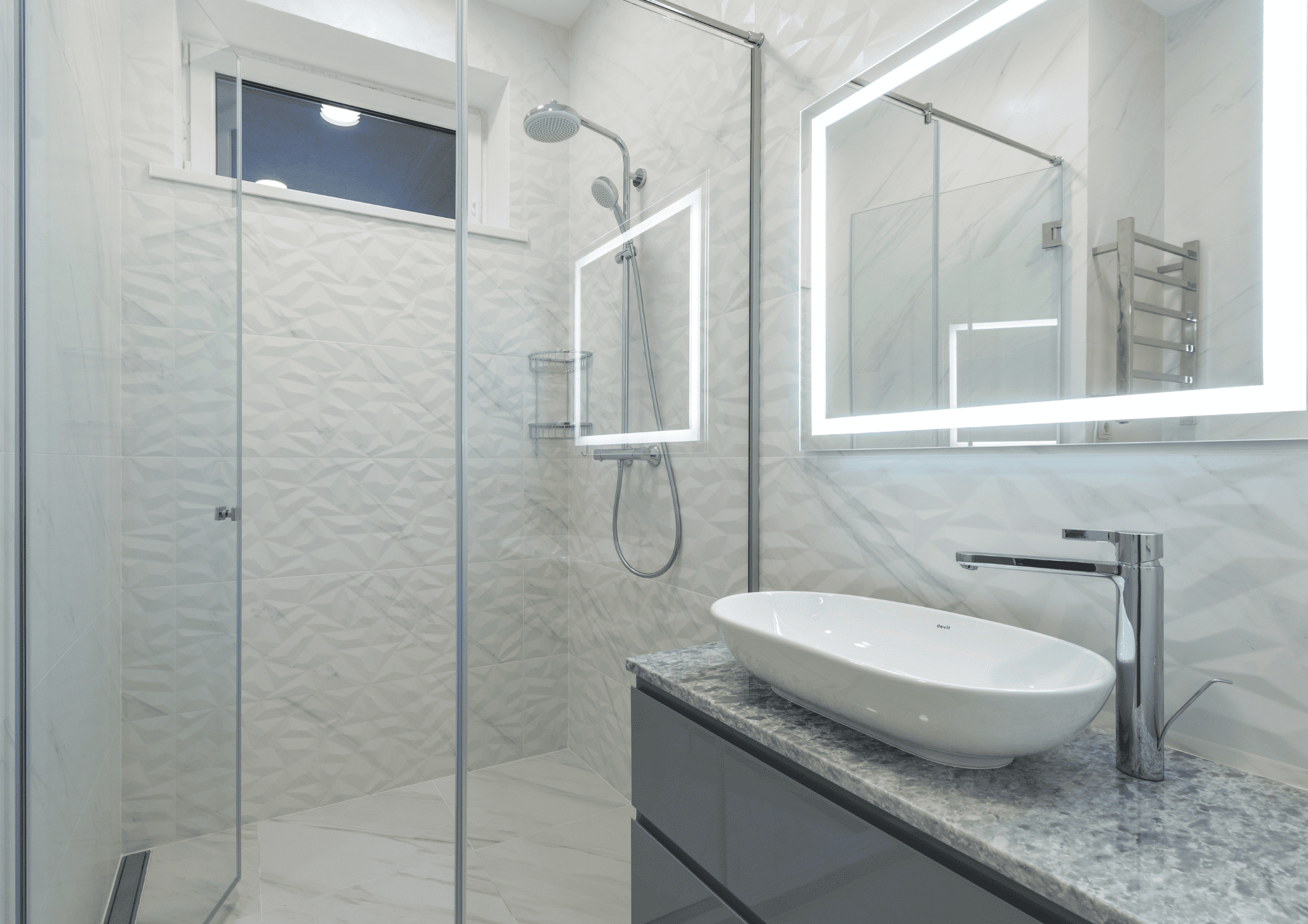 artisan spécialisé en salle de bain sur-mesure, offrant des solutions personnalisées et de qualité pour aménager votre espace selon vos goûts et besoins.