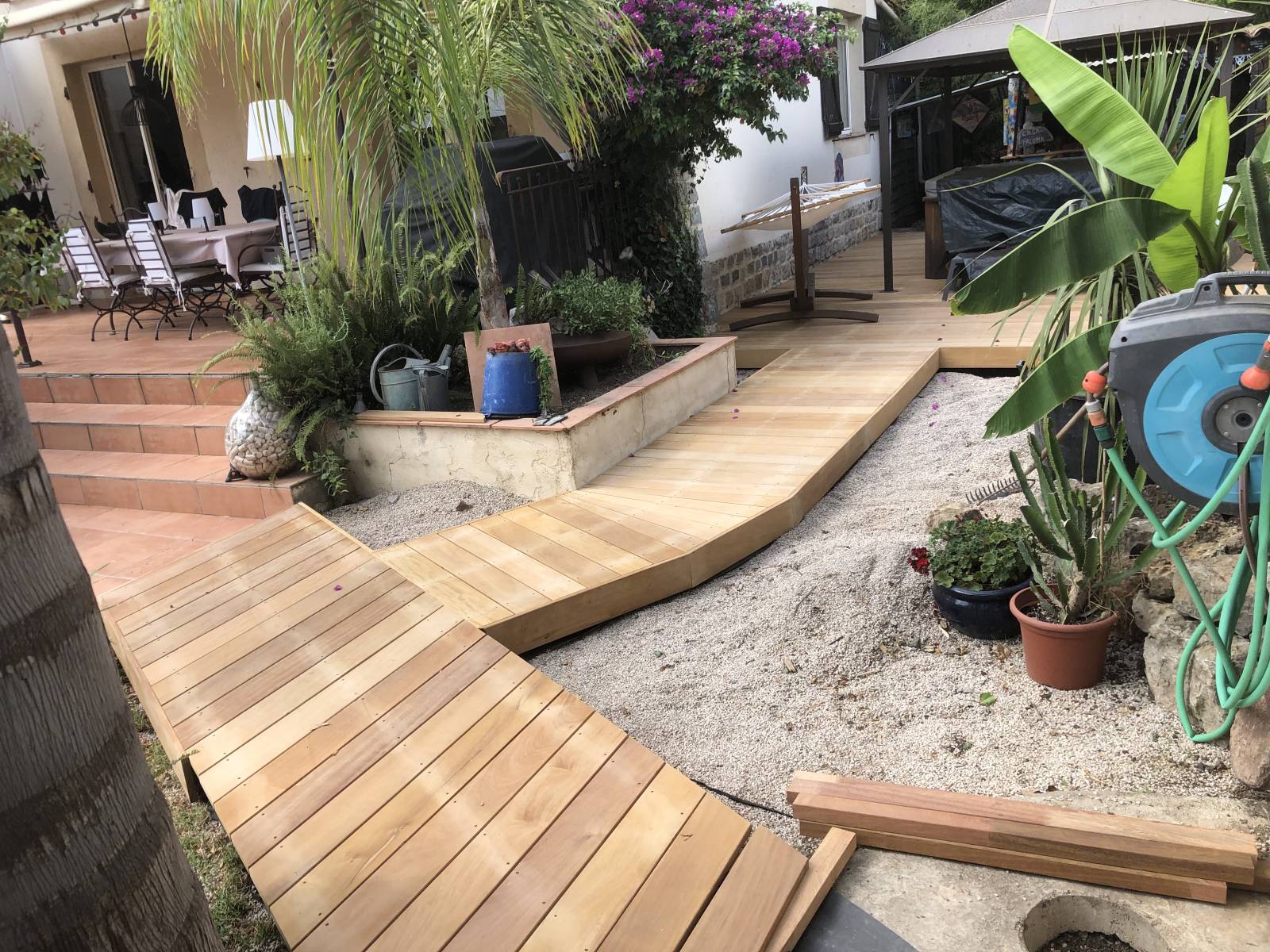découvrez notre artisan terrasse spécialisé dans la création, rénovation et entretien de terrasses en bois, composite ou pierre. qualité, savoir-faire et service personnalisé pour un extérieur unique.