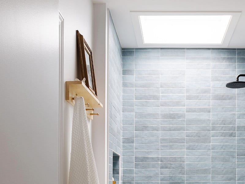 découvrez des astuces pratiques pour optimiser l'aménagement de votre petite salle de bain et gagner de l'espace tout en alliant style et fonctionnalité.