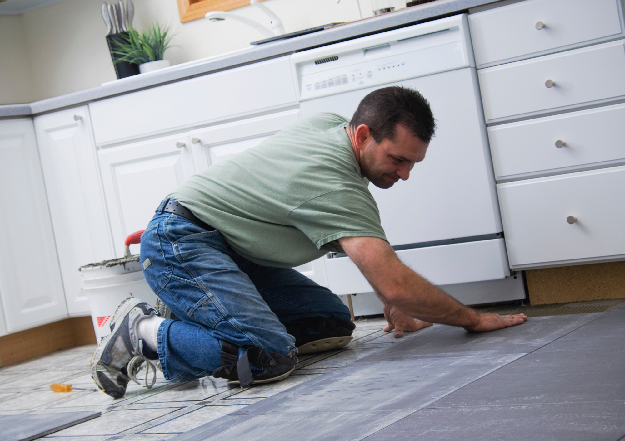 découvrez des astuces simples et efficaces pour recouvrir un carrelage sans le casser, afin de rénover facilement vos sols ou murs sans travaux lourds.