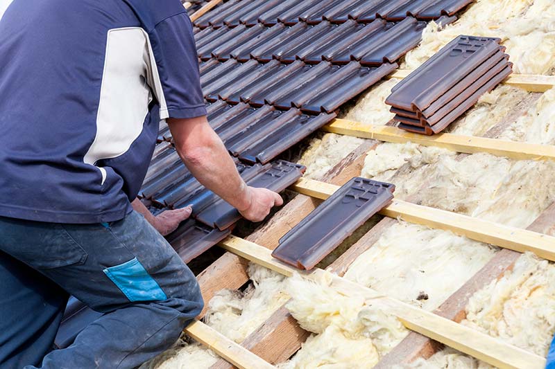 découvrez nos astuces pratiques pour réussir la rénovation de votre toit et prolonger sa durée de vie tout en optimisant votre budget.