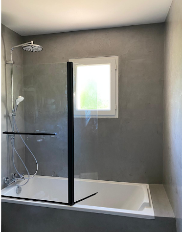 découvrez des avis détaillés sur le béton ciré pour salle de bain et douche, ses avantages, conseils d'entretien et inspirations pour un design moderne et élégant.