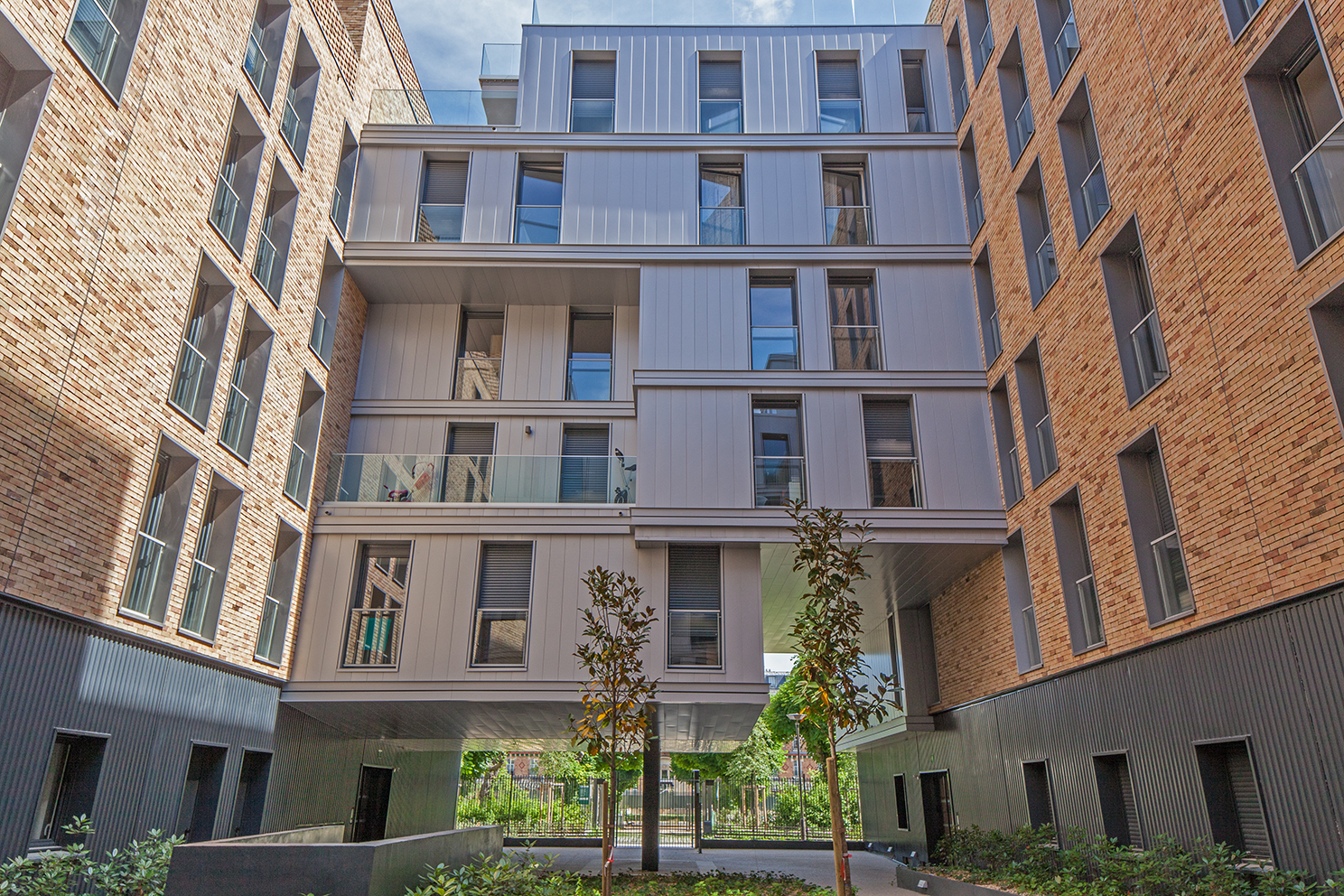 découvrez un bâtiment à rénover idéalement situé près du 15e arrondissement de paris, offrant un fort potentiel pour vos projets immobiliers ou d'investissement.