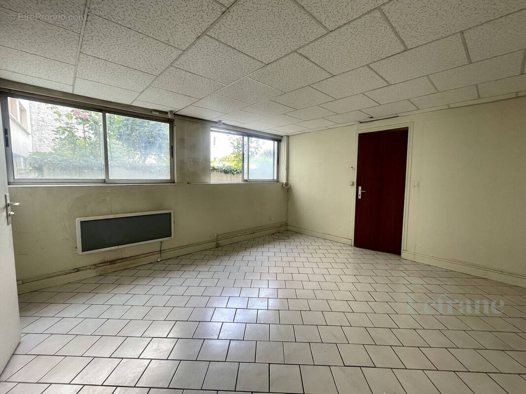 découvrez un bâtiment à rénover idéalement situé près du 15e arrondissement de paris, offrant un fort potentiel pour votre projet immobilier dans un quartier dynamique et recherché.