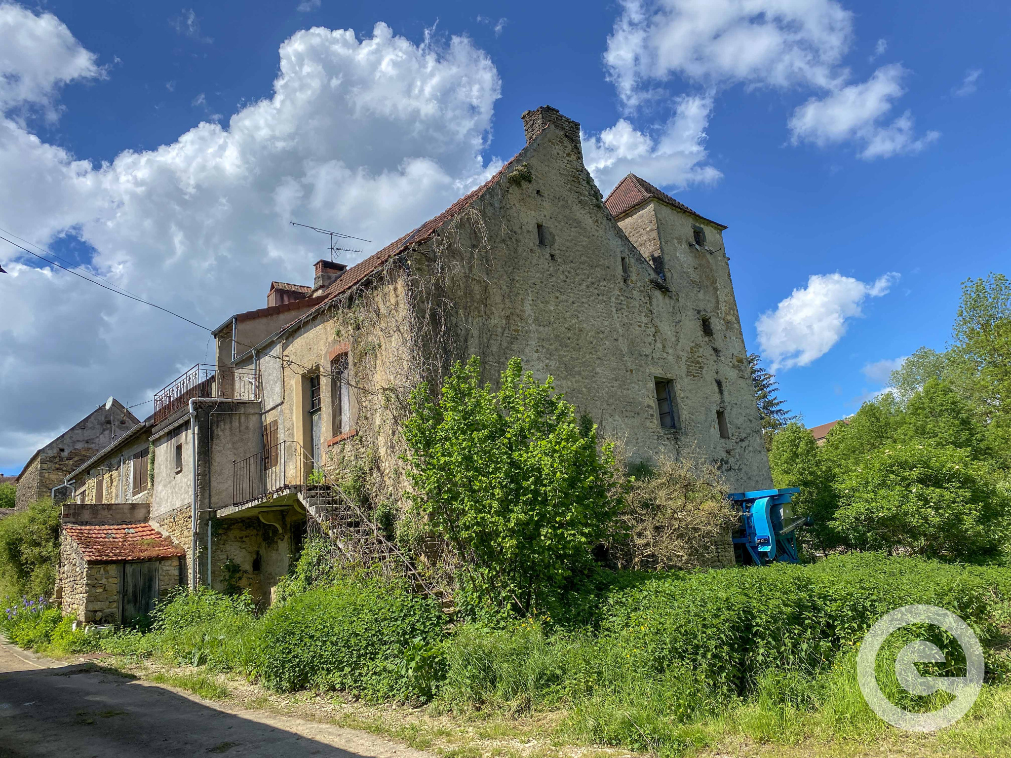 découvrez cette bâtisse à rénover idéalement située près de paris, offrant un fort potentiel pour créer la maison de vos rêves à proximité de la capitale.