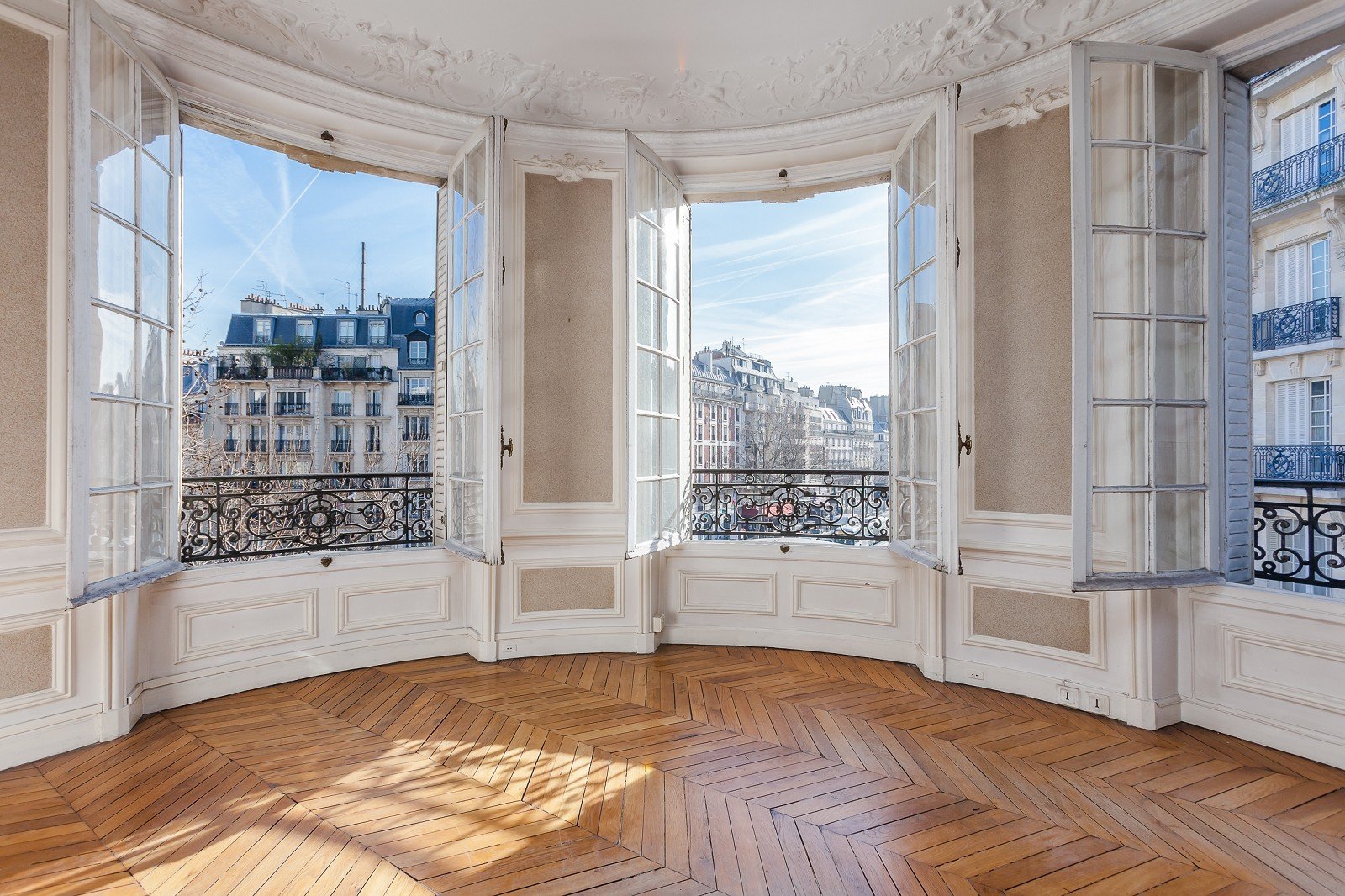 découvrez les magnifiques immeubles haussmanniens de paris, symboles de l'élégance et du style architectural du xixe siècle au cœur de la capitale française.