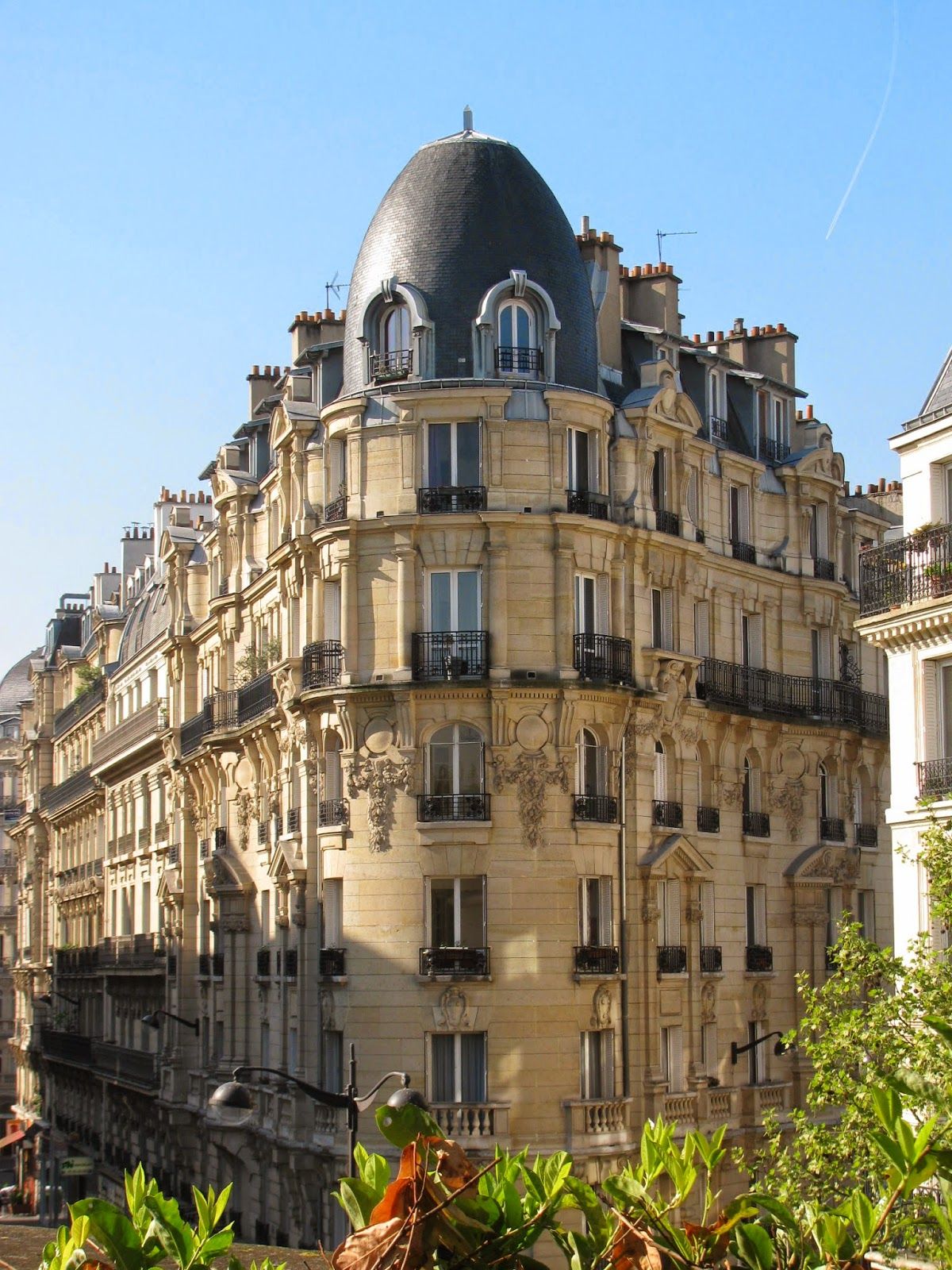 découvrez les magnifiques immeubles haussmanniens de paris, symboles de l'élégance architecturale et du charme historique de la capitale française.