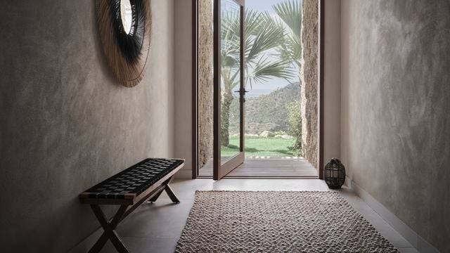 découvrez le béton ciré, une solution moderne et esthétique pour des surfaces lisses, résistantes et faciles à entretenir dans votre intérieur comme extérieur.