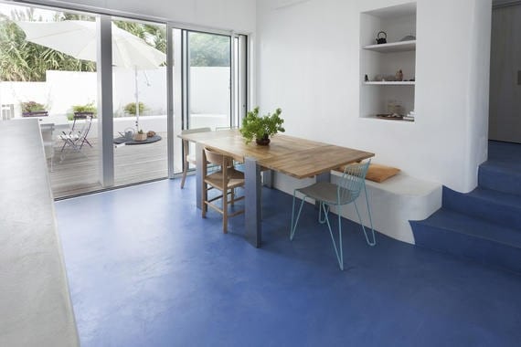 découvrez les avantages du béton ciré au sol et apprenez comment l'entretenir facilement pour un revêtement esthétique et durable.