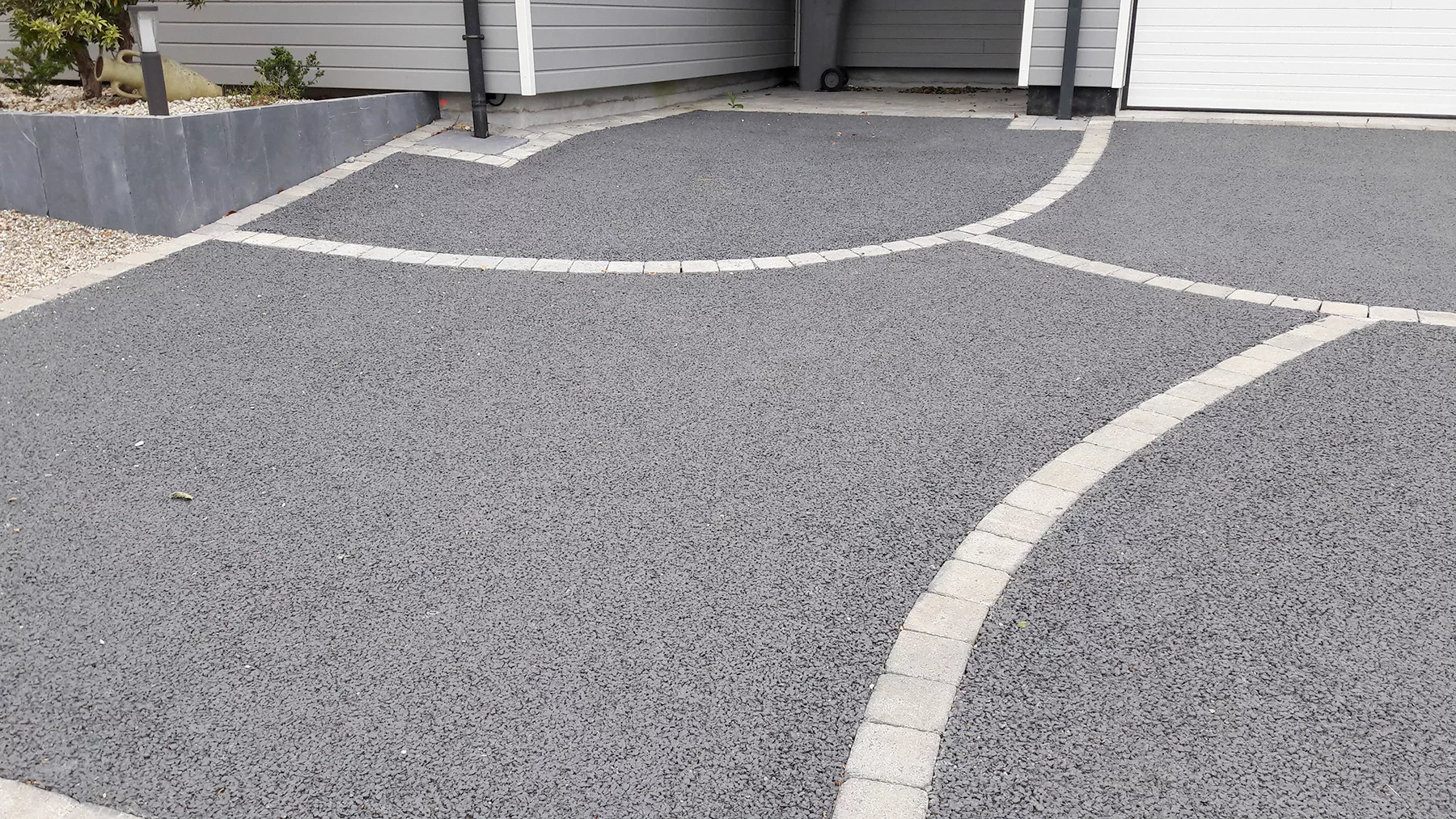 découvrez nos solutions en béton pour une entrée durable et esthétique, alliant solidité et design pour valoriser votre maison.