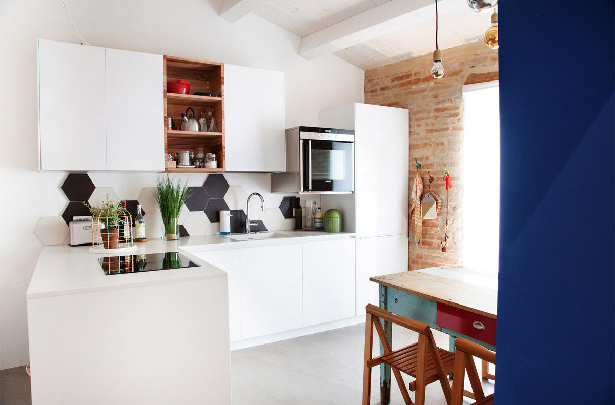 découvrez comment aménager et décorer une cuisine de 10m2 tout en respectant votre budget. conseils pratiques pour optimiser l'espace et choisir les meilleurs équipements adaptés à un petit espace.