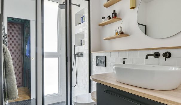 découvrez comment établir un budget pour refaire votre salle de bain, avec des conseils pour économiser tout en obtenant une rénovation de qualité.