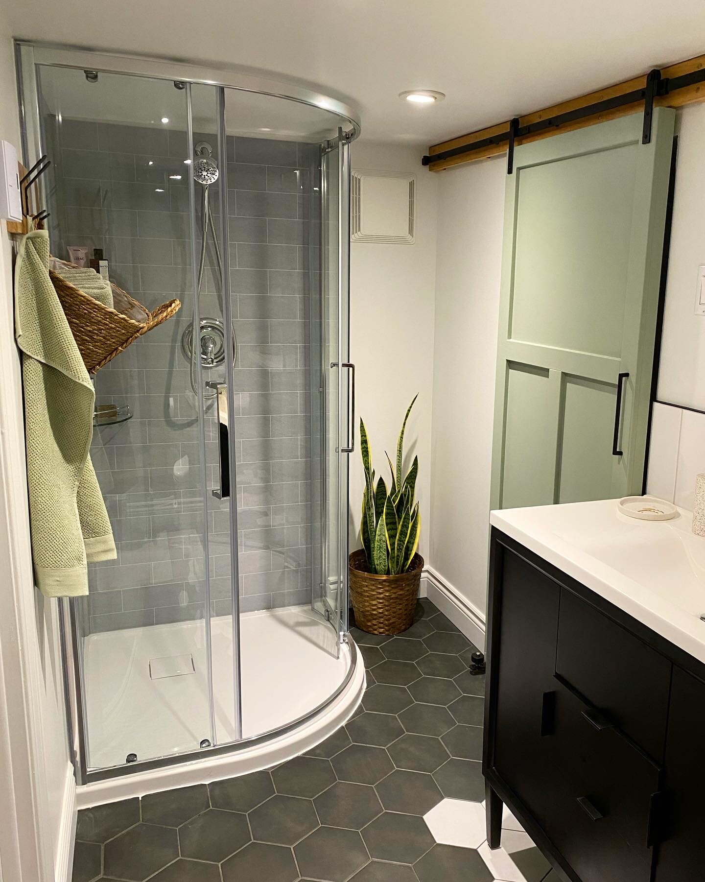 découvrez nos conseils et astuces pour aménager votre salle de bain selon votre budget. trouvez des solutions économiques et élégantes pour rénover votre espace bain sans dépasser vos limites financières.