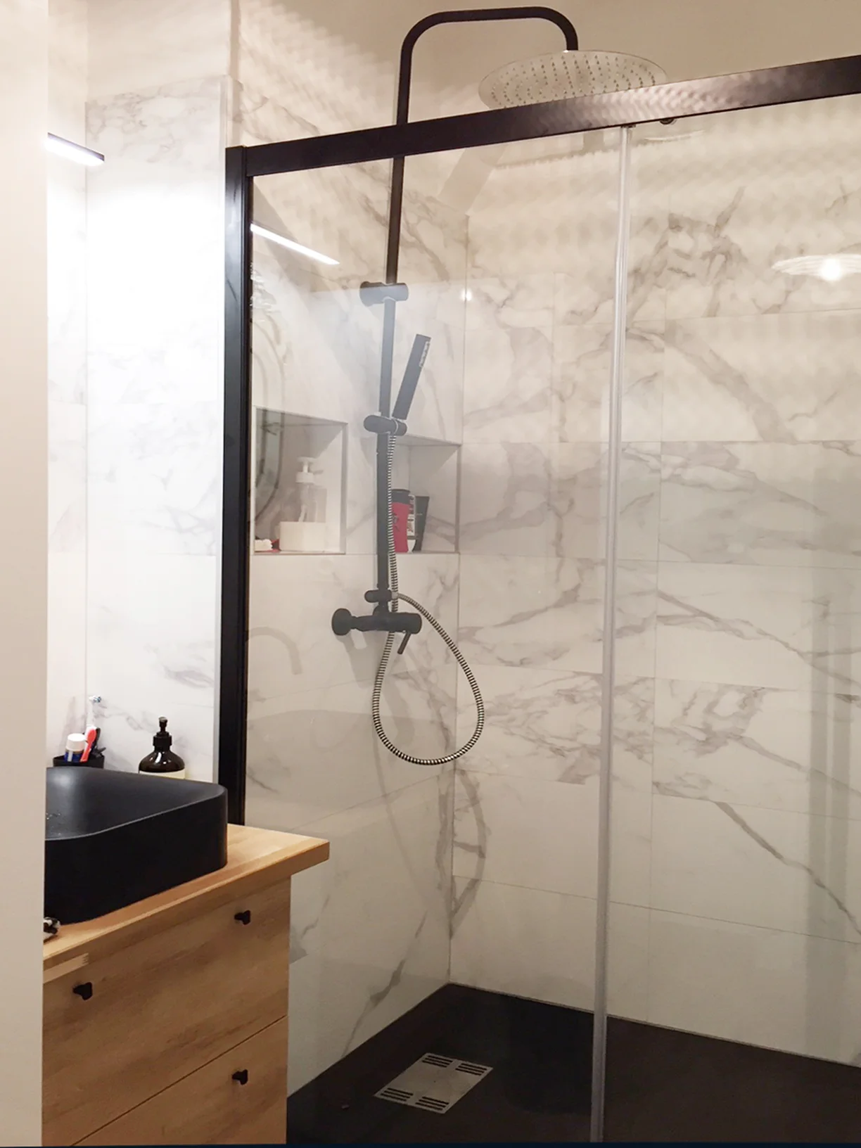 découvrez des astuces pratiques pour cacher une frise dans votre salle de bain et donner un coup de neuf à votre décoration intérieure.