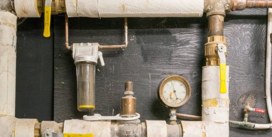 découvrez comment débloquer rapidement vos tuyaux gelés grâce à nos conseils pratiques et efficaces pour éviter les dégâts des canalisations gelées.