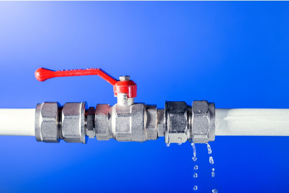 découvrez les principales causes des fuites d'eau, comment les identifier rapidement et des conseils pour les prévenir efficacement afin d'éviter les dégâts.