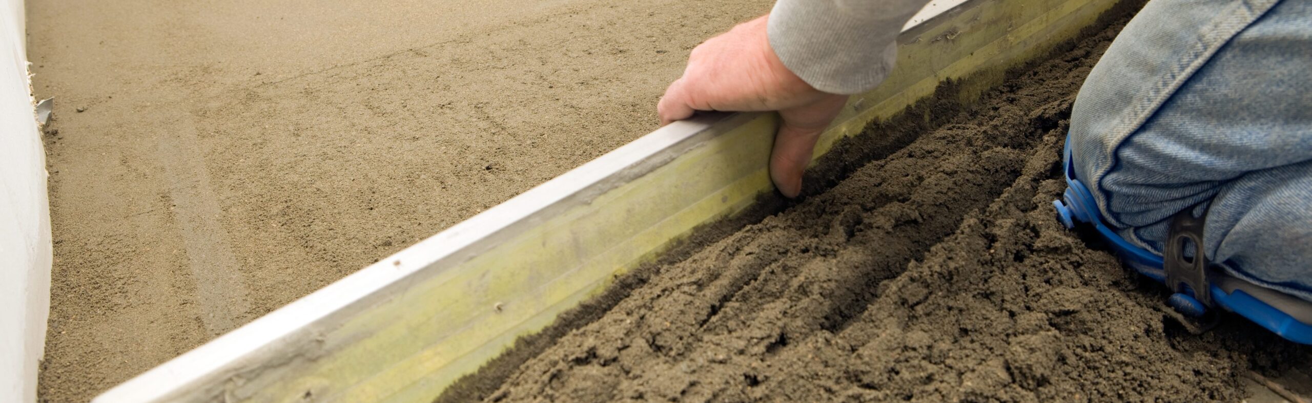 chape en beton definition cout et installation 2 scaled découvrez tout sur la chape en béton : définition, coûts estimatifs et guide complet pour une installation réussie.