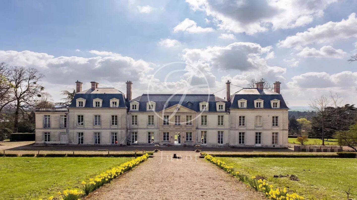 découvrez ce château à rénover idéalement situé près du 15e arrondissement de paris, offrant un potentiel unique pour un projet immobilier d'exception.