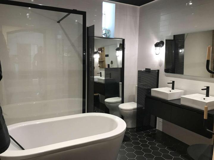 découvrez nos conseils pour bien choisir un artisan spécialisé en salle de bains et réaliser vos projets avec qualité et sérénité.