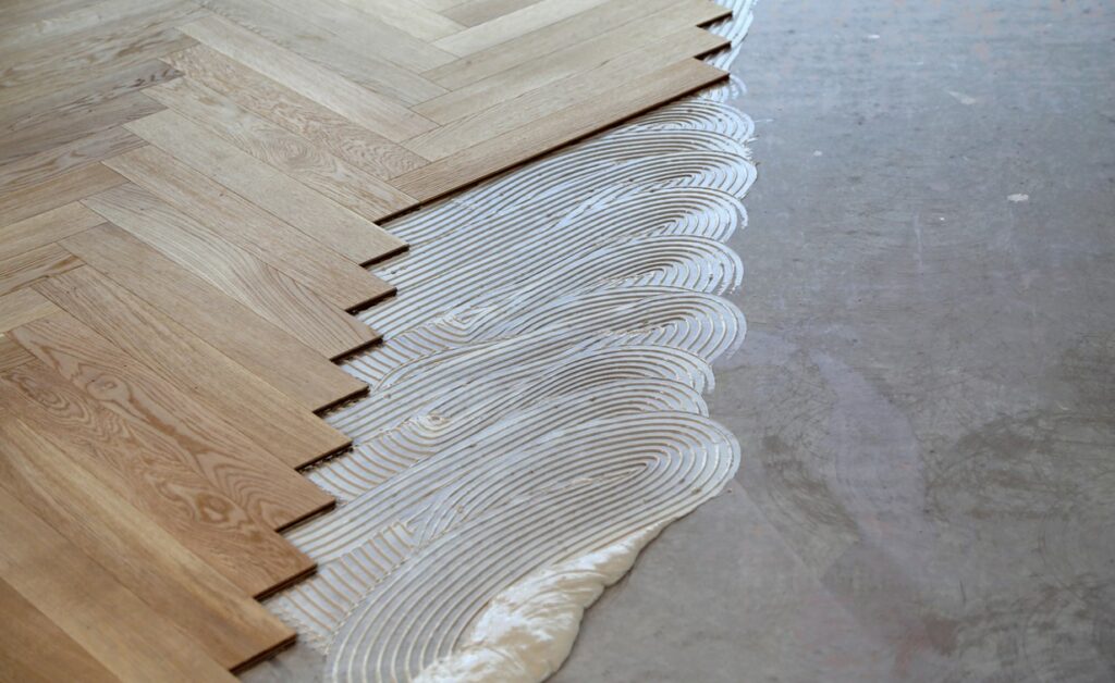 découvrez comment choisir le bon sens de pose pour votre parquet afin d'embellir votre intérieur et optimiser l'espace de votre pièce.