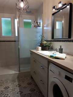 découvrez nos conseils pour bien choisir le plan de travail idéal pour votre salle de bain, alliant style, fonctionnalité et durabilité.